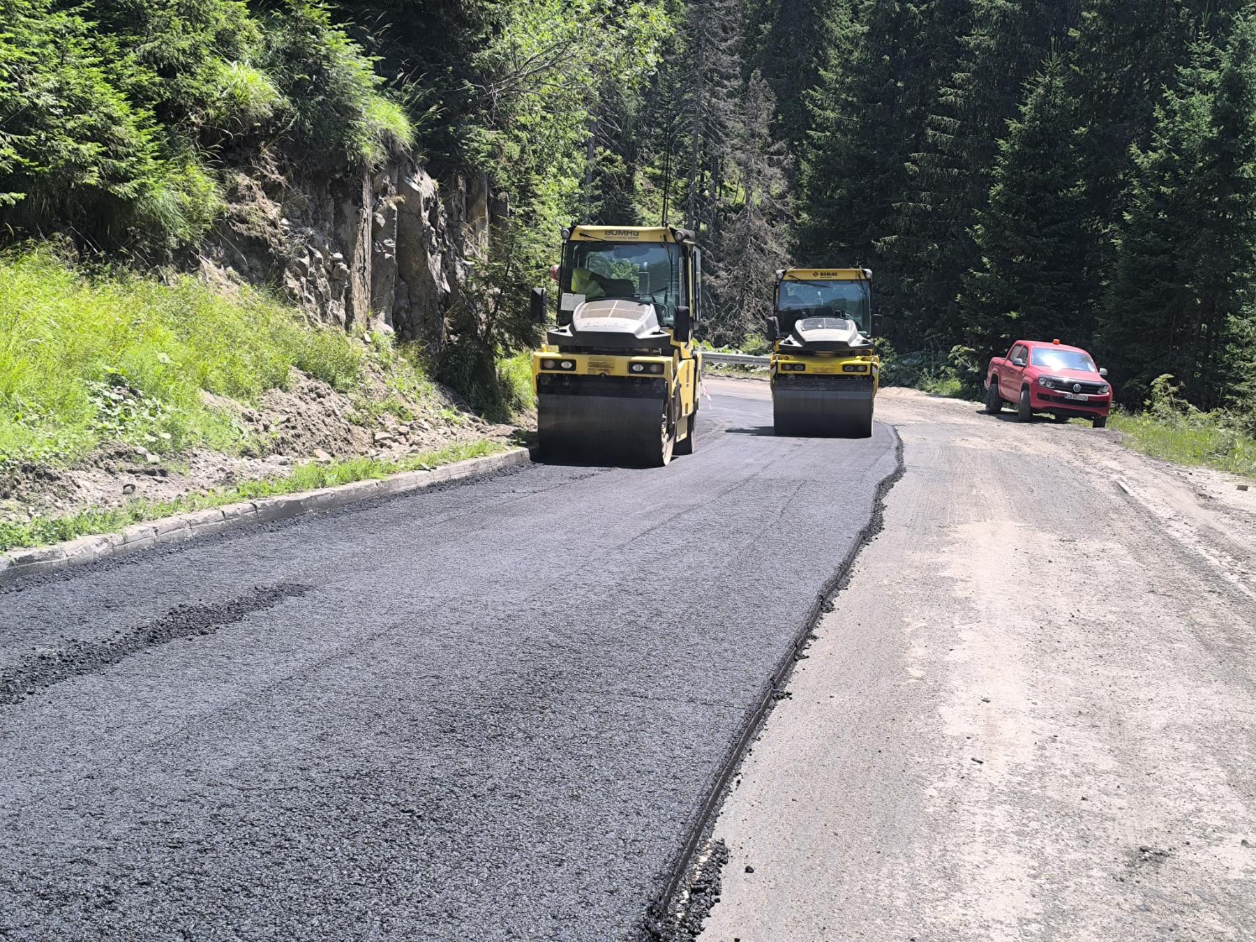 Асфалтовите ни групи работят и днес с пълна пара на Прохода Превала! 🛣 Като отново сме безкомпромисни в дебелината на асфалтовите пластове!